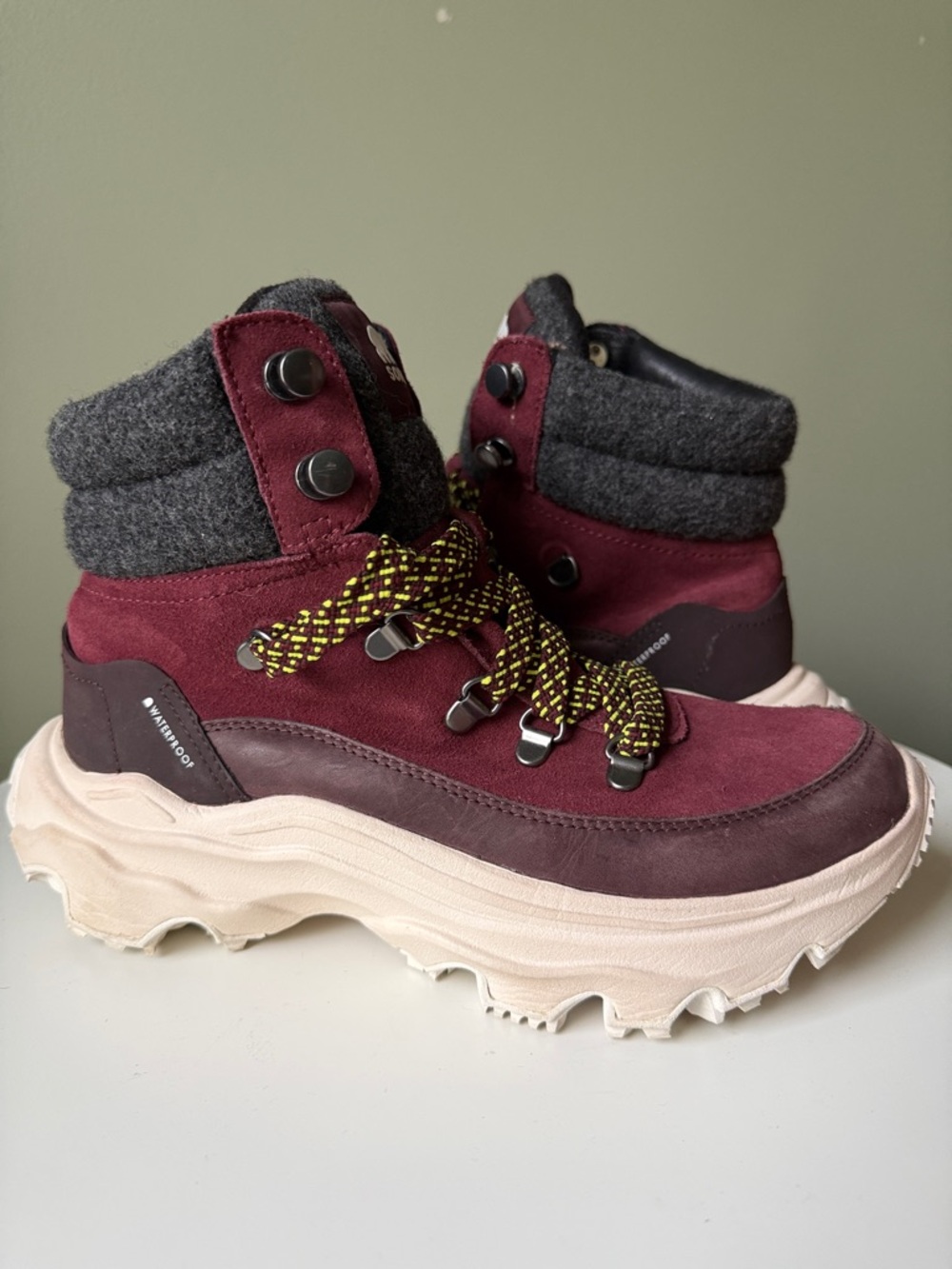 Sorel Kinetic Conquest NL4904 Waterproof Hiking Boots Plum Wool Trim Size 8 EUC